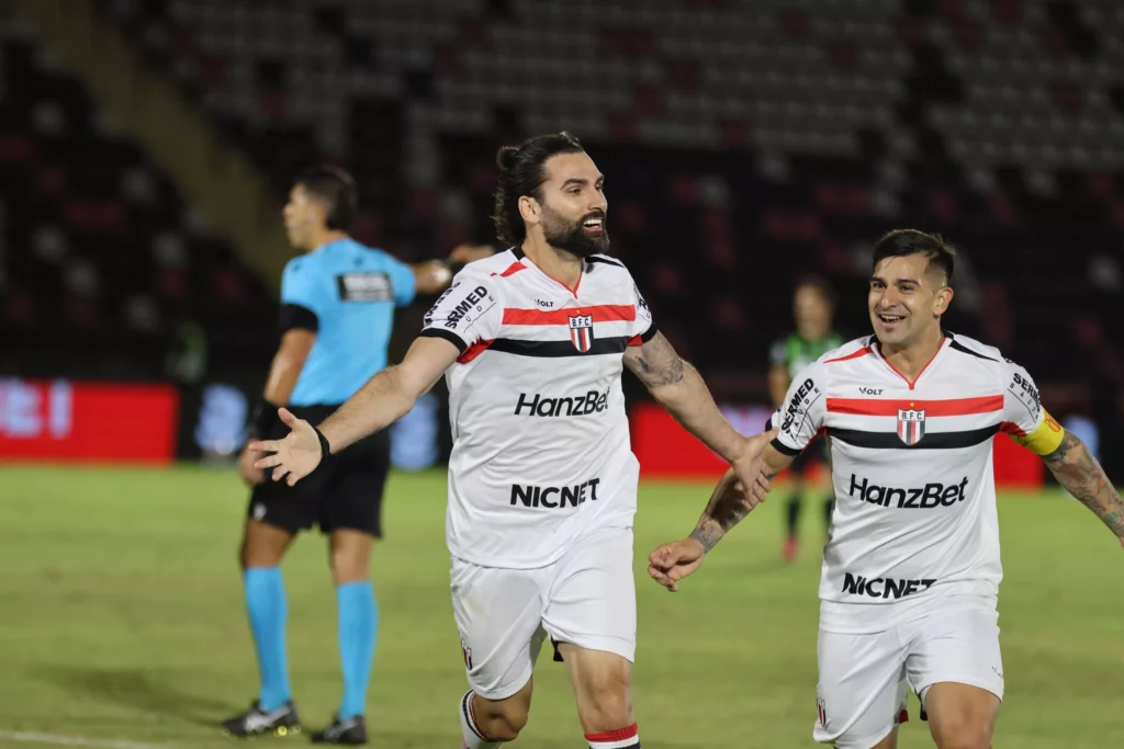 Botafogo-SP 2 x 1 América-MG - Estreante brilha e Pantera volta a vencer 2 Botafogo SP bate America MG na Serie B 3