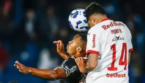 Marlon Freitas, do Botafogo, sai de ambulância e passa bem