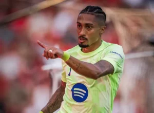 ESPANHOL: Com gol de Raphinha, Barcelona estreia com vitória