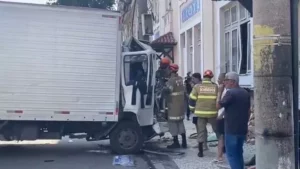Caminhão bate em muro de São Januário e deixa feridos