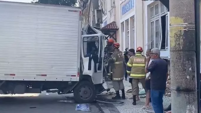 Caminhao bate em muro de Sao Januario