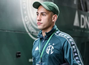 Nicollas rompe ligamento do joelho e está fora do Guarani até 2026