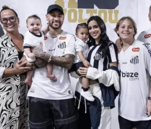 Jogador do Palmeiras estaria envolvido em romance com mãe de filha de Neymar