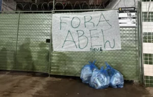 Torcida do Palmeiras protesta: 'Fora, Abel', 'cabeça vazia, fralda cheia'