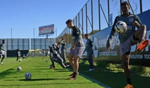 Ponte Preta treina, viaja para João Pessoa e adia greve após nova conversa com diretoria