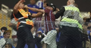 Confusão entre PM e torcida marca fim de jogo entre Atlético-MG e Godoy Cruz na Arena MRV