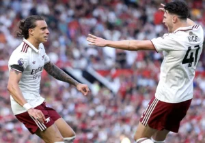 Com quatro brasileiros em campo, Arsenal vence United em Old Trafford pela Premier League