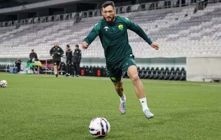 Lateral do Cuiabá lesiona tornozelo em treino na Arena da Baixada — Foto: AssCom Dourado