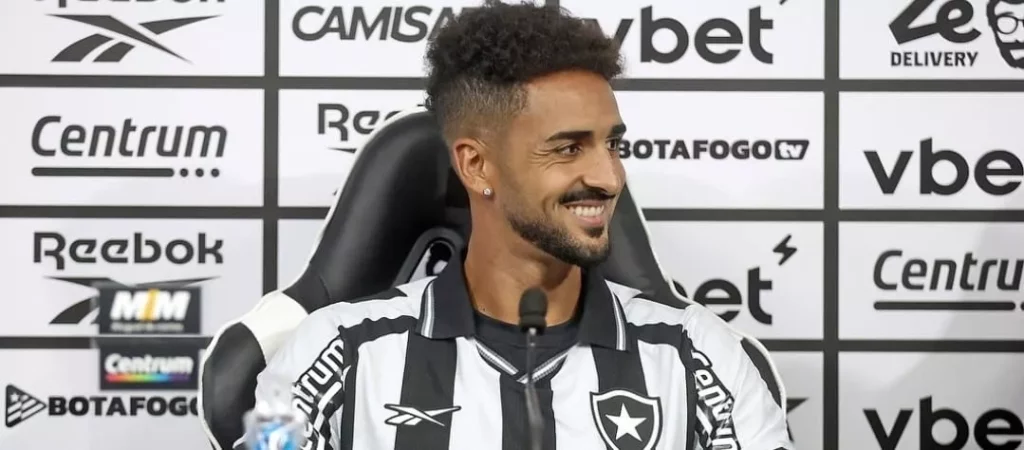 Chris Ramos diz estar ‘honrado em vestir a camisa do Botafogo’