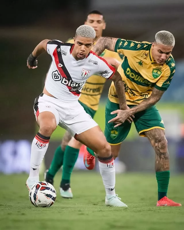 Cuiabá e Atlético-GO ficaram no 2 a 2 - Foto: @gilgomesfoto