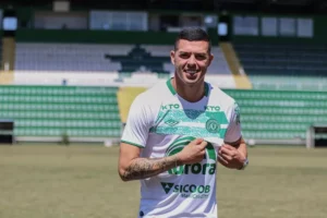 Guarani negocia contratação do atacante Dentinho