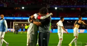 Diniz exalta relação com Neymar após consolar astro no MorumBis: 'Talento exuberante'