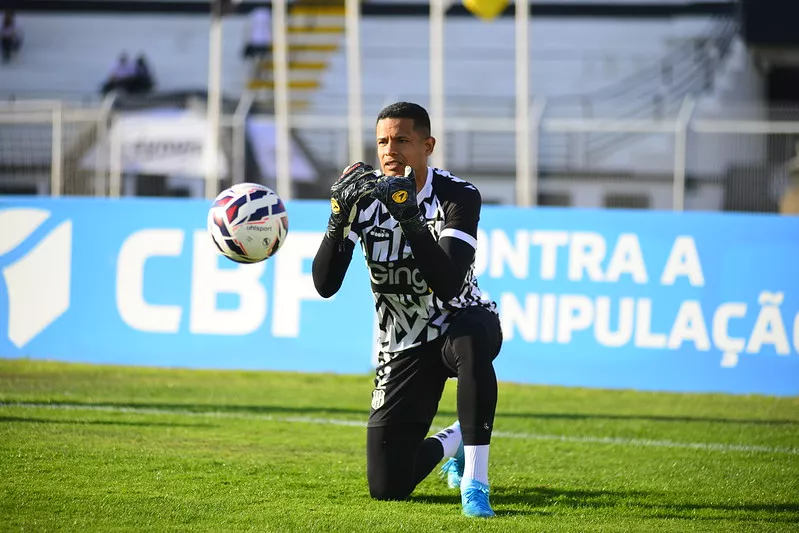 Diogo Silva deixa problemas de lado e valoriza vaga antecipada da Ponte Preta na Série C