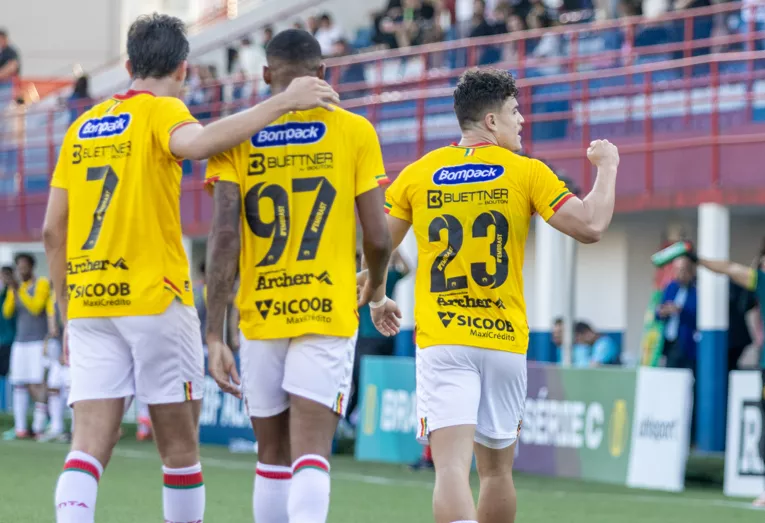 Brusque 1 x 2 Londrina - LEC faz mágica nos acréscimos 2 Brusque Guilherme Pira