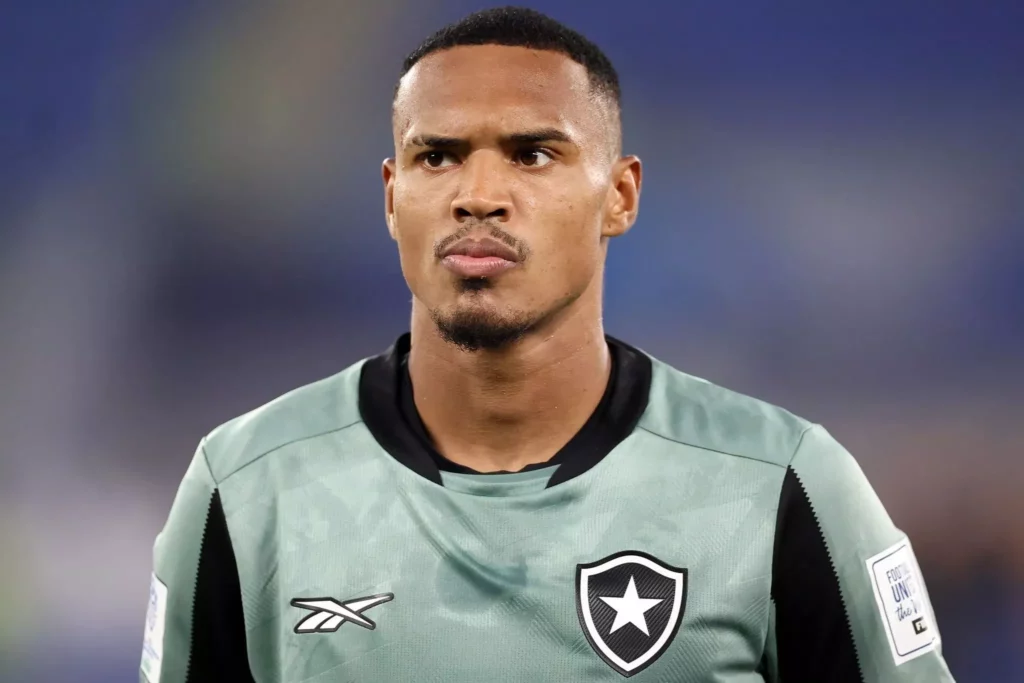 Goleiro John não é relacionado no Botafogo e deve ser negociado com o West Ham