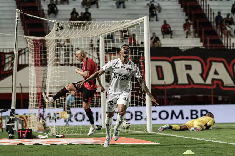 Atlético-GO 1 x 3 Ferroviária - Locomotiva embala na Série B 4 Ferroviaria bate Atletico GO na Serie B 1