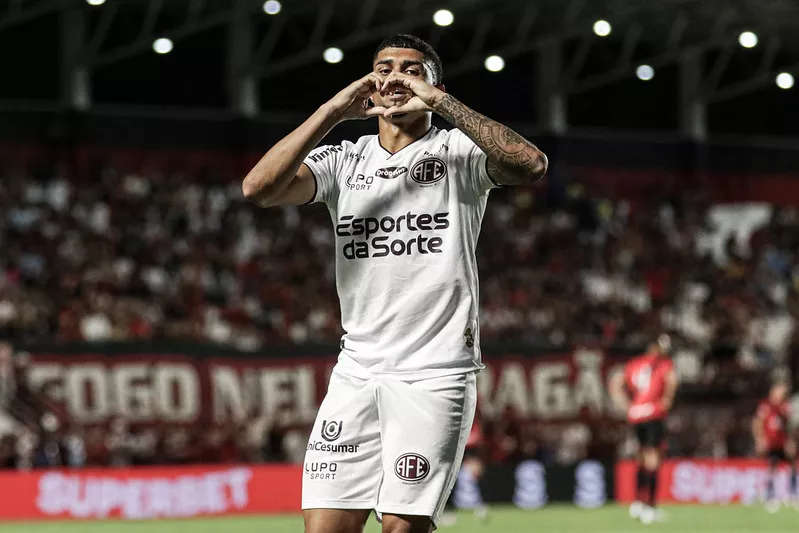 Atlético-GO 1 x 3 Ferroviária - Locomotiva embala na Série B 3 Ferroviaria bate Atletico GO na Serie B 2