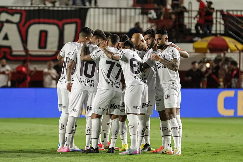 Atlético-GO 1 x 3 Ferroviária - Locomotiva embala na Série B 2 Ferroviaria bate Atletico GO na Serie B 3
