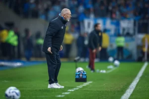 Direção do Grêmio cita trabalho e 'banca' abatido Mano Menezes