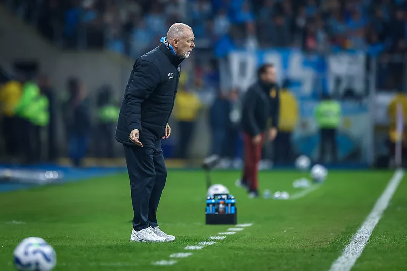 Gremio banca Mano Menezes