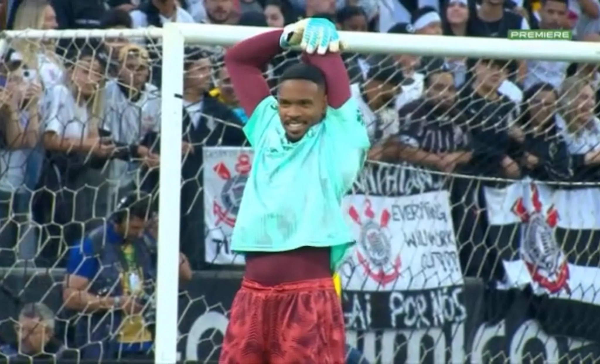 Carlos Miguel é alvo de provocações de corinthianos na Neo Química Arena