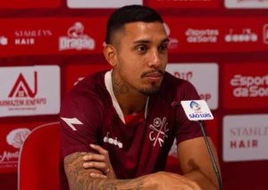 Atacante do Náutico celebra gol e projeta duelo contra o Londrina