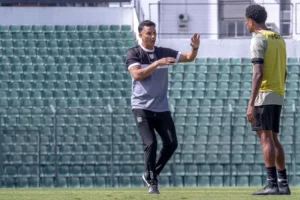 Henrique quer seguir no Figueirense após sequência positiva