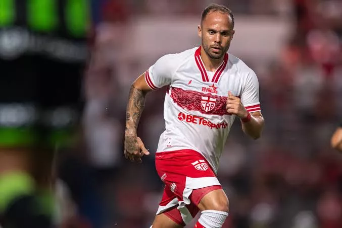 Douglas Baggio vive boa fase no CRB e mira duelo com Cruzeiro