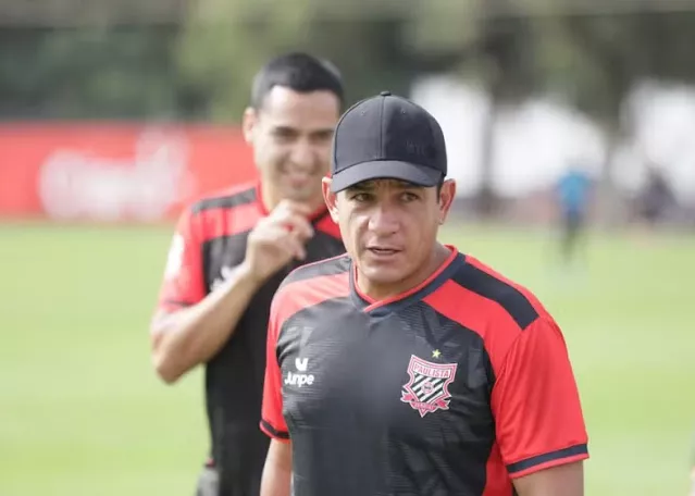 Mesmo classificado, Fausto Dias admite elenco limitado no Paulista 