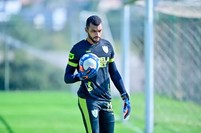 Dalberson acerta bases com o Bugre. (Reprodução/AFC)