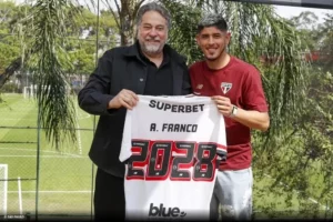 Alan Franco celebra renovação com o São Paulo até 2028