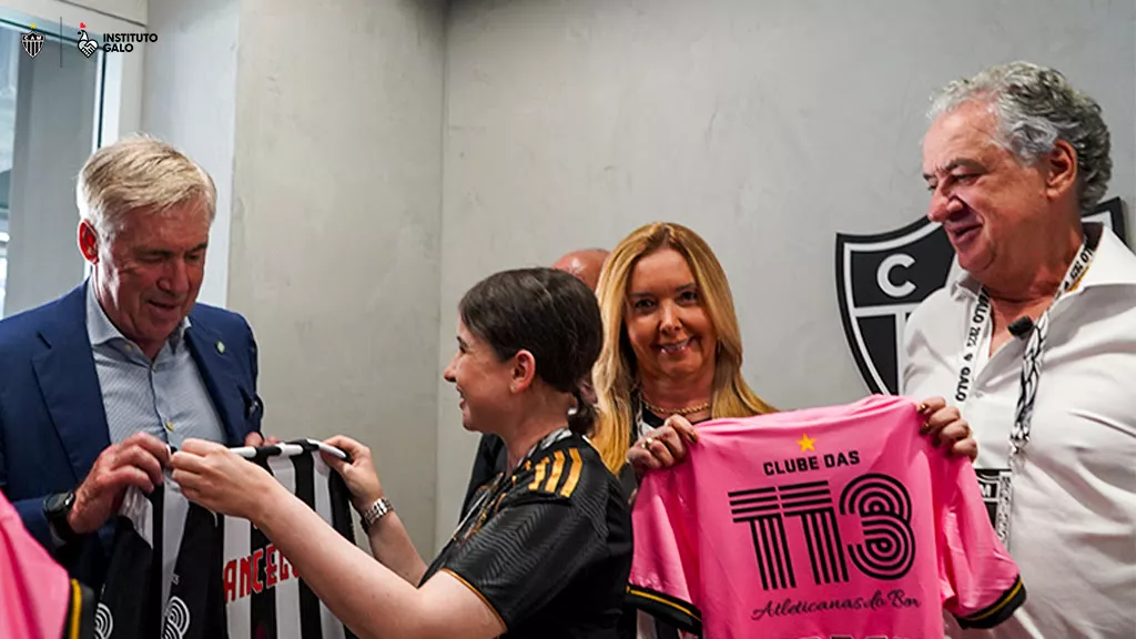 Ancelotti é homenageado pelo Instituto Galo na Arena MRV