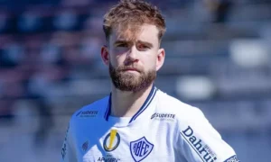 Sendeski celebra gol e avalia passagem pelo Rio Branco