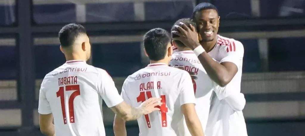 Torcedores do Internacional cobram jogadores por reação no Brasileirão