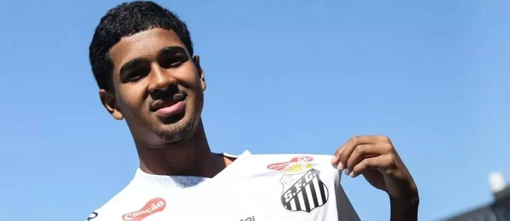 Santos renova contrato de promissor zagueiro até 2030