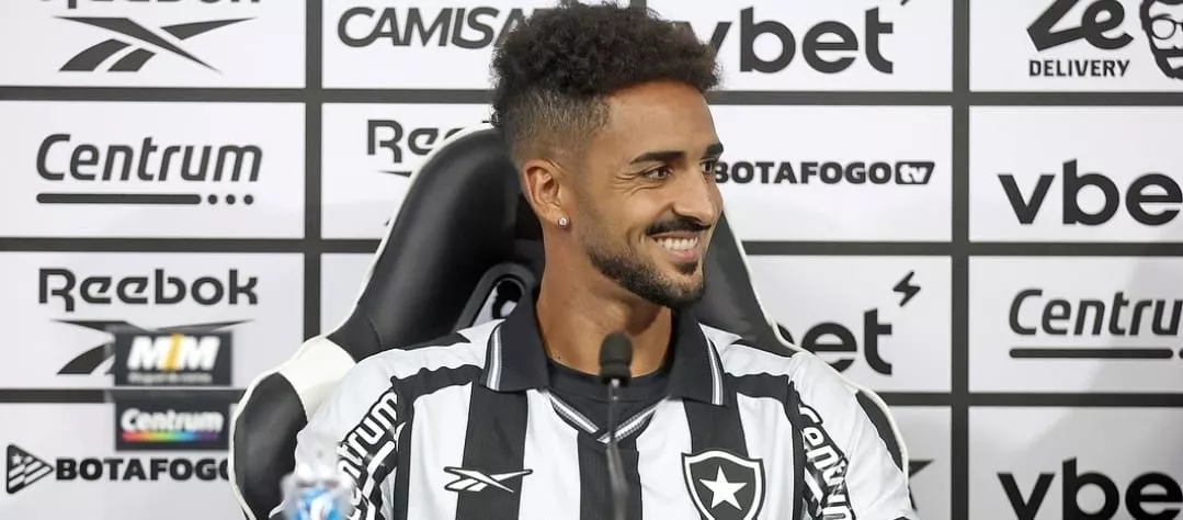 Chris Ramos diz estar ‘honrado em vestir a camisa do Botafogo’