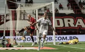 Lateral celebra primeiro gol na Ferroviária e evolução na Série B