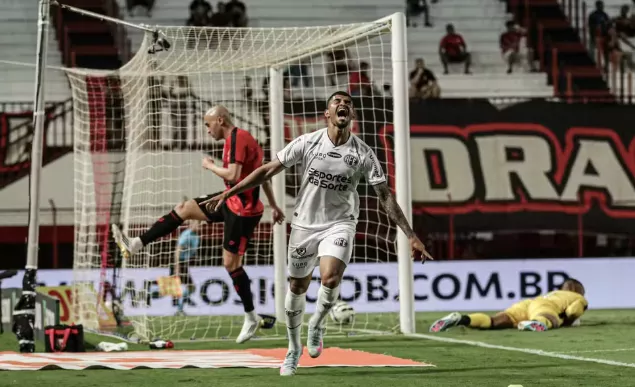 Lateral da Ferroviaria celebra primeiro gol no clube