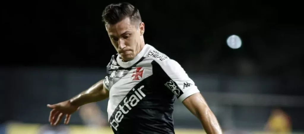Girona manifesta interesse em Lucas Piton, titular do Vasco