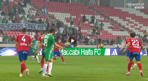 Torcida de Israel revolta poloneses com faixa polêmica durante partida