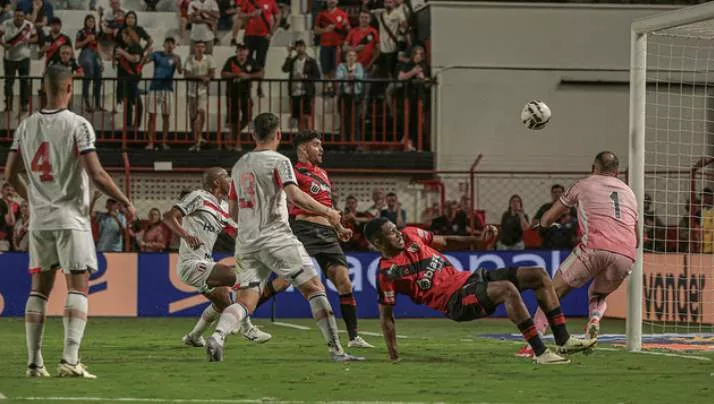 Martinez fez o 1º gol do Atlético-GO de barriga. Foto: ACG – oficial