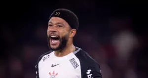 Memphis detona gramado sintético após vitória do Corinthians sobre Athletico-PR: 'Mata o jogo'