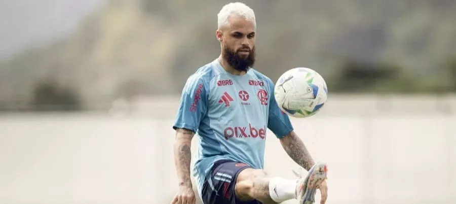 Michael perde espaço no Flamengo com Filipe Luís