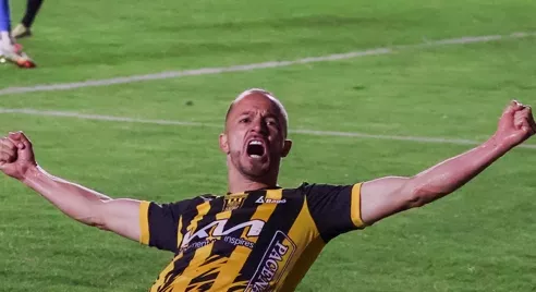 The Strongest: fogos ferem jogador e param jogo no Boliviano