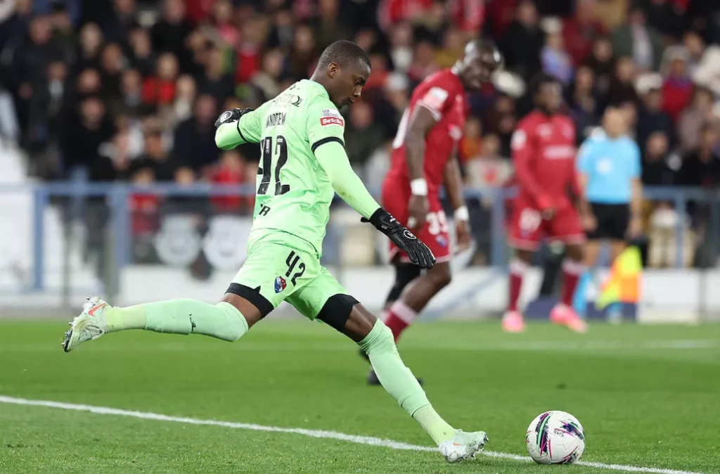 Goleiro completa 100 jogos no Português e celebra trajetória no Gil Vicente
