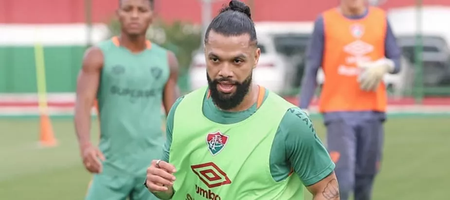 Volante volta a treinar no Fluminense após grave lesão