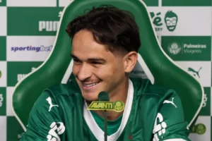 Khellven celebra chegada ao Palmeiras: 'Voltei a um gigante e estou ansioso para estrear'