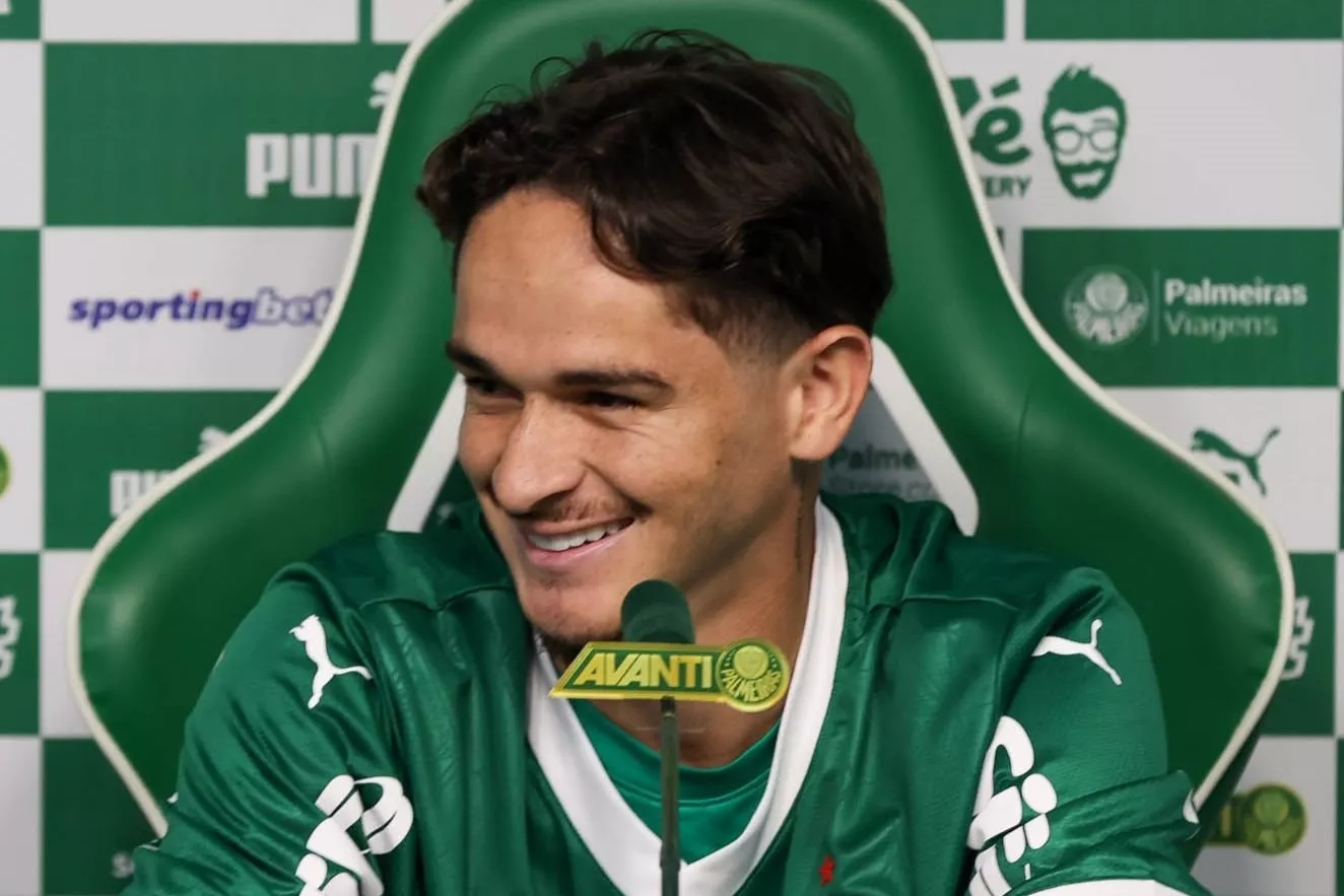 Khellven celebra chegada ao Palmeiras: 'Voltei a um gigante e estou ansioso para estrear' (Foto: Divulgação/Palmeiras)