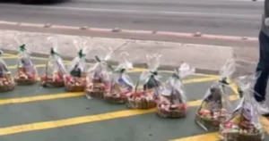 Torcida do Palmeiras ironiza em protesto e cobra Abel e time: 'Cabeça quente, faca nos dentes'