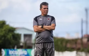 Após quebrar o tabu diante da Ponte Preta, Evaristo Piza foca na decisão contra o Ypiranga